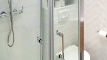 Een douche, een haardroger, handdoeken