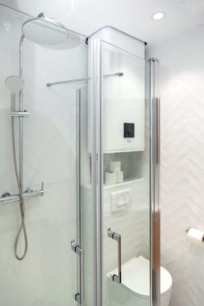 Regadera, secadora de cabello, toallas 