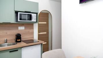 Refrigerador, microondas, cafetera y tetera y utensilios de cocina