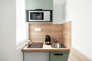 Kühlschrank, Mikrowelle, Wasserkocher mit Kaffee-/Teezubehör