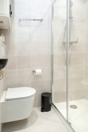 Een douche, een haardroger, handdoeken