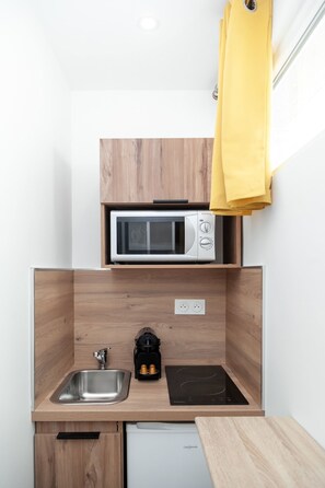 Frigorífico, microondas, cafetera o tetera y utensilios de cocina
