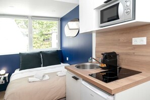 Tabla de planchar con plancha, wifi gratis y ropa de cama 