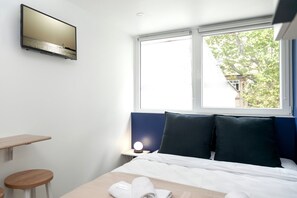 Tabla de planchar con plancha, wifi gratis y ropa de cama 