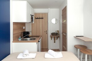Tabla de planchar con plancha, wifi gratis y ropa de cama 