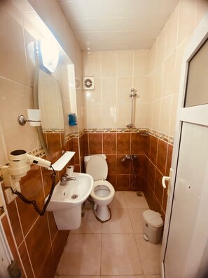 Shower, rainfall showerhead, hair dryer, slippers - Hotel Diva (Istanbul)