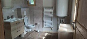 Serviettes fournies, savon, papier toilette
