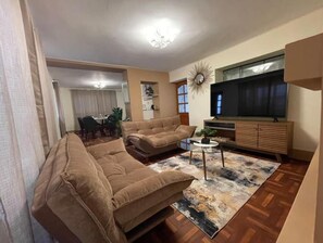 Smart TV y chimenea 