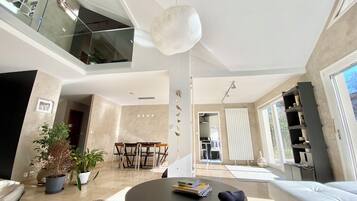 Een open haard, een dvd-speler, boeken en een kantoor