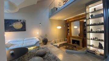 Een open haard, een dvd-speler, boeken en een kantoor