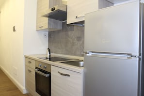 Frigorifero, microonde, forno, piano cottura