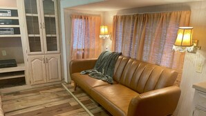 Living area - Vibe'n in the View within walking distance from the square and Pickin' Park. (Mountain View)