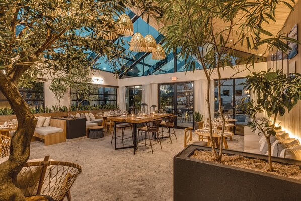 Petit déjeuner, déjeuner et dîner servis sur place, vue sur la piscine