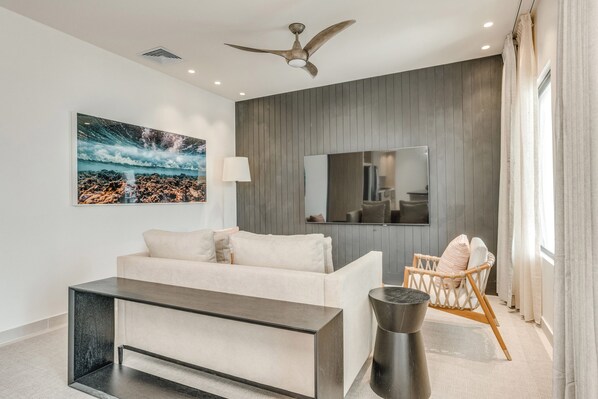 Penthouse, 2 Schlafzimmer, Balkon, Blick auf den Innenhof | Wohnbereich | 65-Zoll-Smart-TV mit Satellitenempfang, Netflix, Smart Speakers