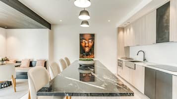 Penthouse, 2 Schlafzimmer, Balkon, Blick auf den Innenhof | Eigene Küche | Espressomaschine, Wasserkocher mit Kaffee-/Teezubehör, Hochstuhl