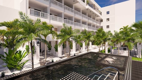 Una piscina al aire libre, sombrillas, sillones reclinables de piscina