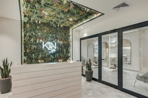 Un sauna, baño turco, tratamientos corporales, aromaterapia