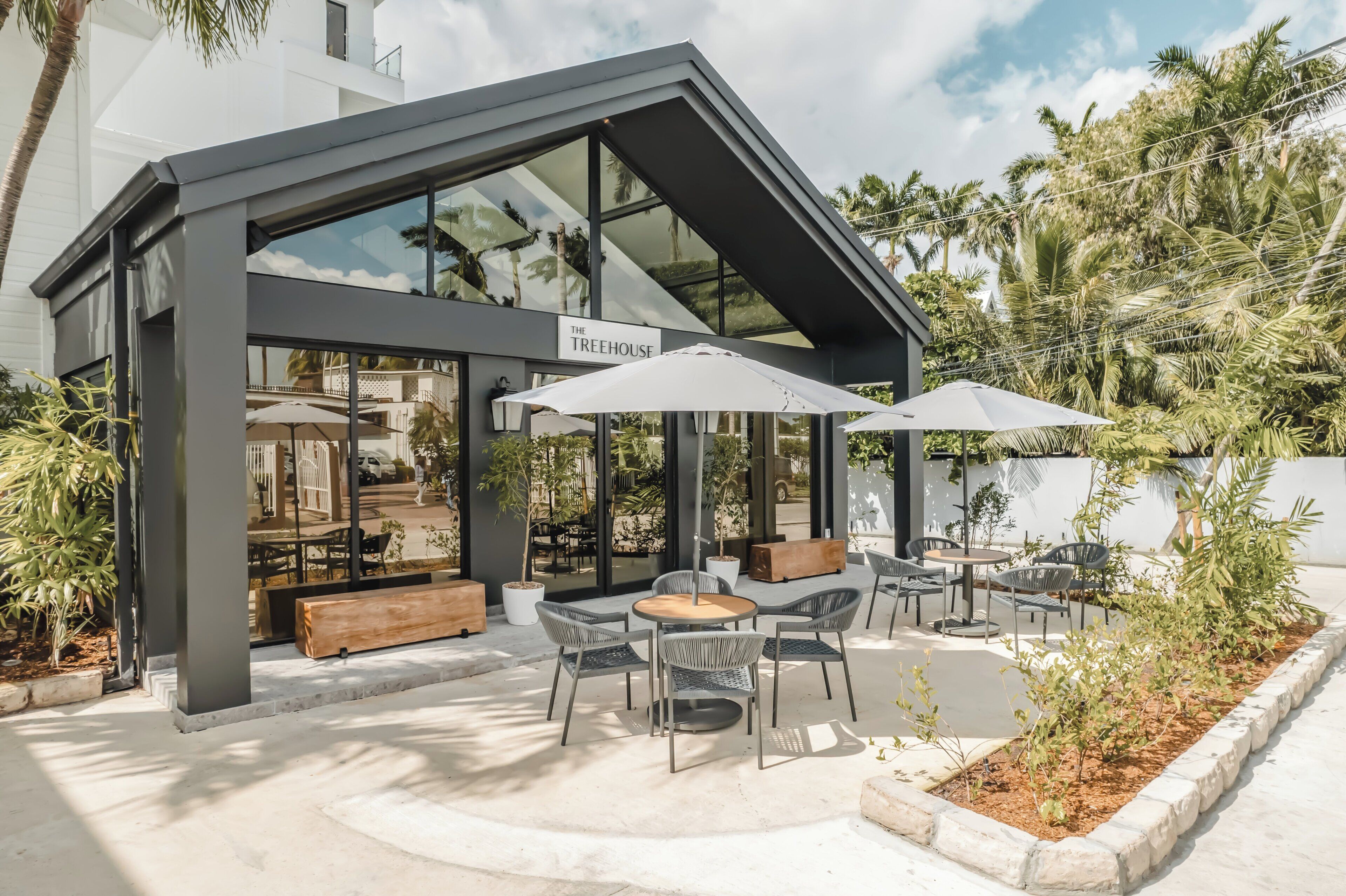 供应午餐和晚餐，泳池景观