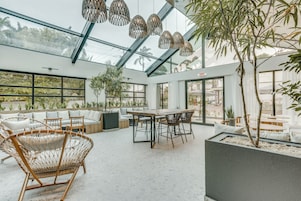 Junto a la piscina, se sirven desayunos, almuerzos y cenas