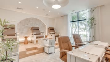 Sauna, baño de vapor, tratamientos corporales y aromaterapia