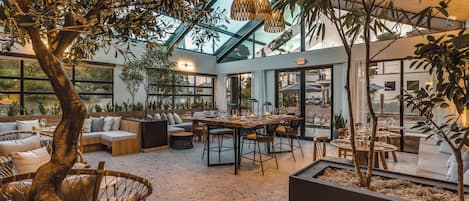 Se sirven almuerzos y cenas, junto a la piscina