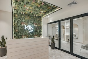 Un sauna, baño turco, tratamientos corporales, aromaterapia