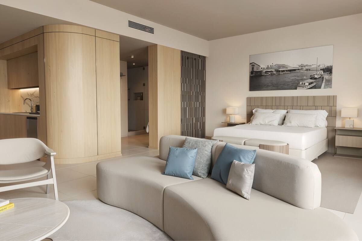 Signature Penthouse, Sea View | Premium bedding, down comforters, pillowtop beds, in-room safe