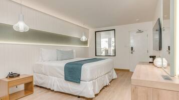 Kamar Deluks, 1 Tempat Tidur King | Seprai premium, selimut bulu angsa, bantalan ekstra lembut, dan brankas