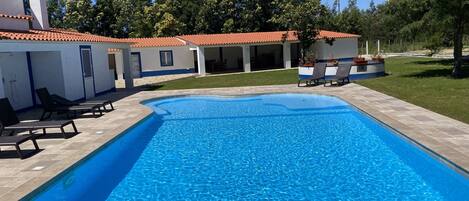 حمّام سباحة مُدفَّأ