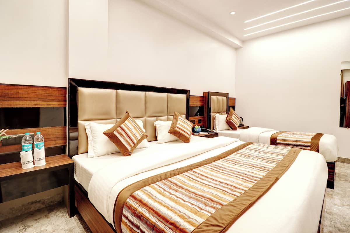 Deluxe Triple Room, 1 Bedroom | Premium bedding, soundproofing, iron/ironing board, free WiFi