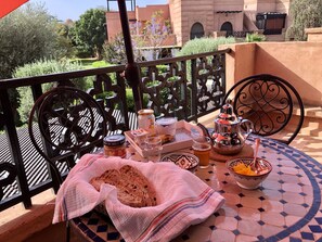 تناول الطعام بالخارج