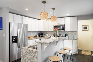 Een koelkast, een microgolfoven, een oven, een kookplaat