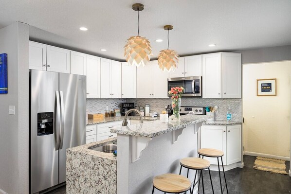 Fridge, microwave, oven, stovetop - Hot Tub, Entertainers Lounge, 6 bedrooms - Denver's Beer Inspired BnB (westminster)