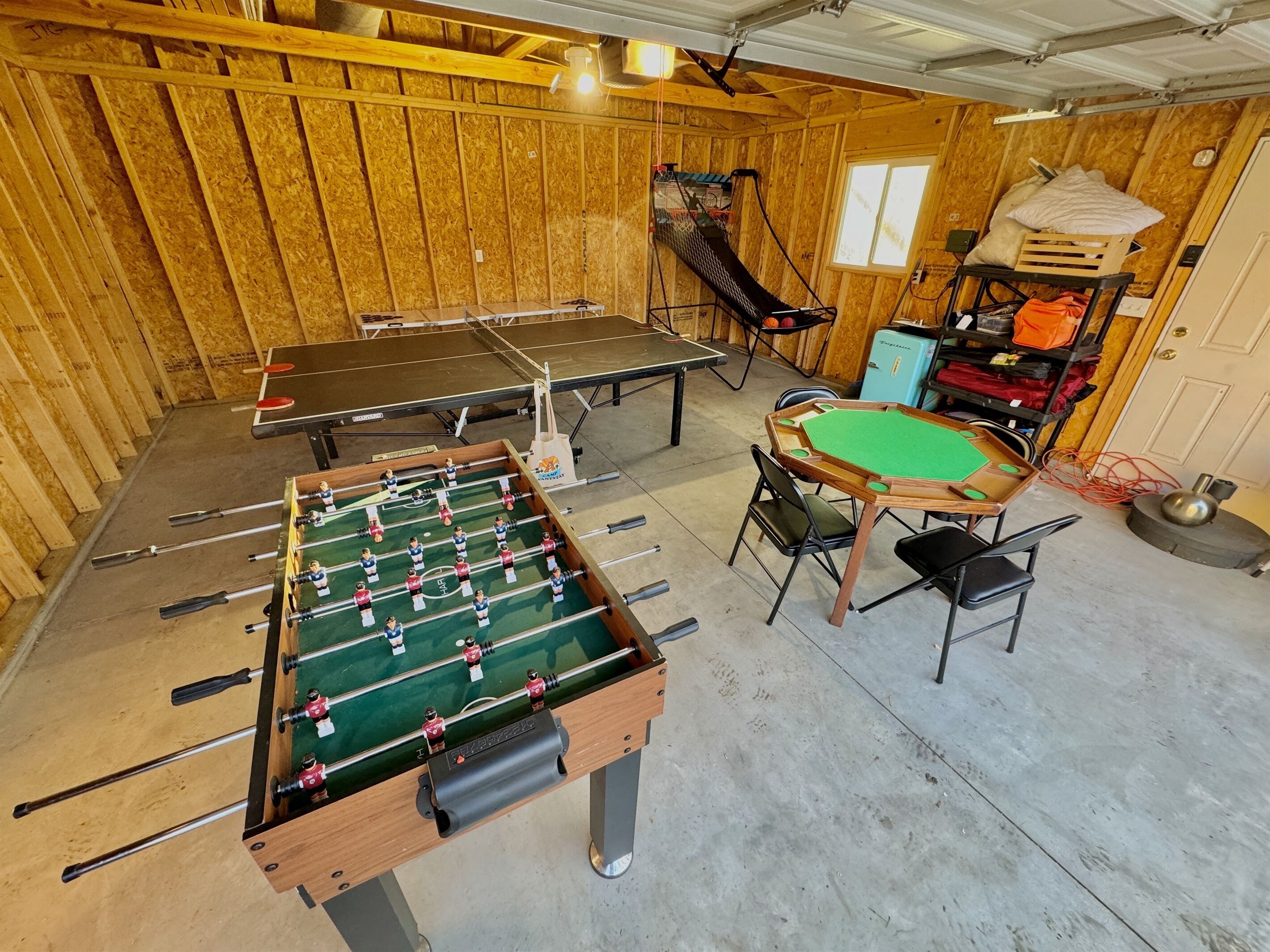 Une pièce équipée d’un baby-foot, d’une table de ping-pong et d’un billard.
