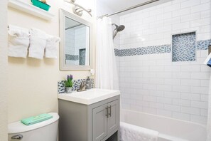 Shower, hair dryer, towels - Hot Tub, Entertainers Lounge, 6 bedrooms - Denver's Beer Inspired BnB (westminster)