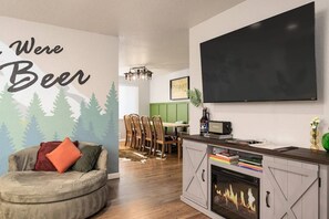 Smart TV, fireplace, video games, DVD player - Hot Tub, Entertainers Lounge, 6 bedrooms - Denver's Beer Inspired BnB (westminster)