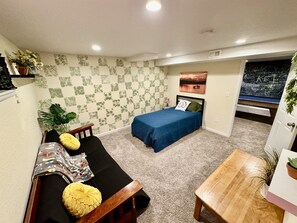 6 bedrooms, iron/ironing board, free WiFi, bed sheets - Hot Tub, Entertainers Lounge, 6 bedrooms - Denver's Beer Inspired BnB (westminster)