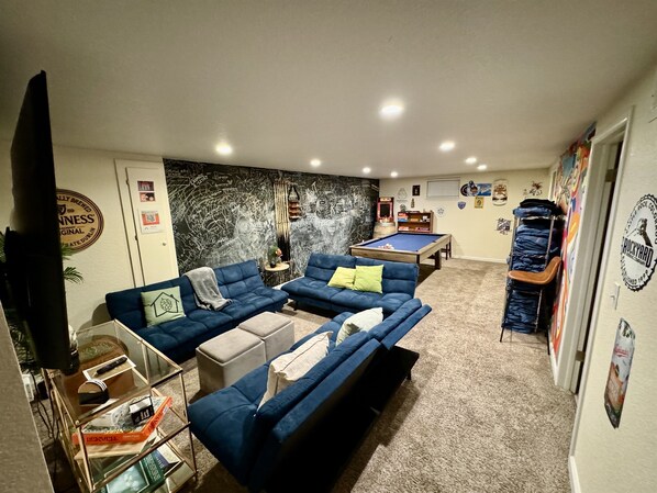 Game room - Hot Tub, Entertainers Lounge, 6 bedrooms - Denver's Beer Inspired BnB (westminster)