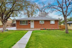 Exterior - Hot Tub, Entertainers Lounge, 6 bedrooms - Denver's Beer Inspired BnB (westminster)