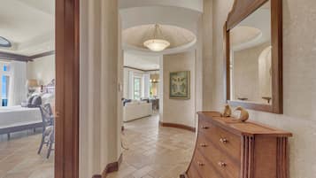 3 habitaciones, escritorio y tabla de planchar con plancha