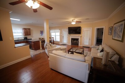 5 miles to Bourbon St. ! Historic Neighborhood of Old Arabi. Family friendly!