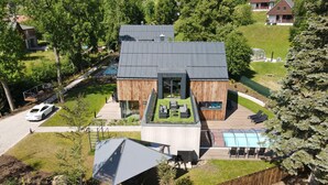 A modern house with a large deck, a swimming pool, and a covered outdoor area. - Cerny Dul Kcml115 in Cern Dul (Cerny Dul)