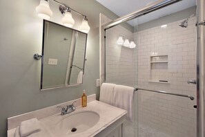 Shower, towels, soap, toilet paper - Spacious Home with private pool and dog friendly! (Saint Simons Island)