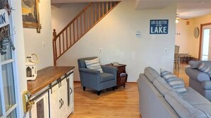 Smart-tv, ett bordtennisbord och böcker