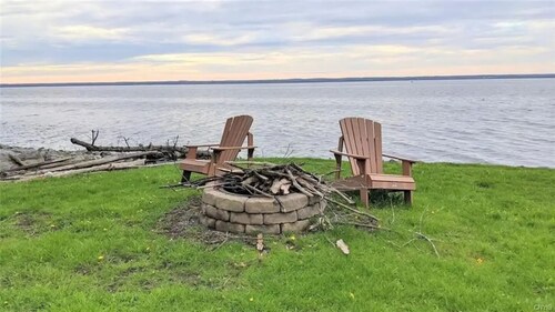 Beautiful Oneida Lake Shore Home and Yard