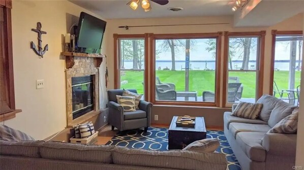 Smart-tv, ett bordtennisbord och böcker