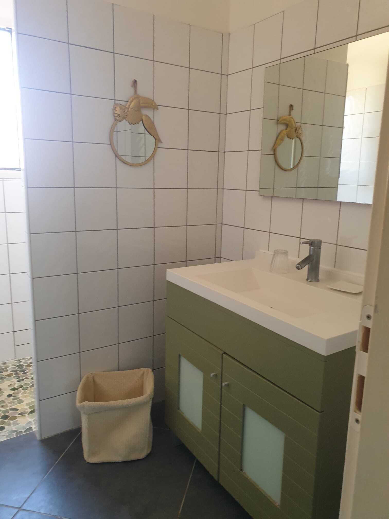 Douche, sèche-cheveux, serviettes fournies