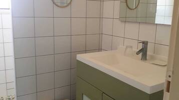 Douche, sĂšche-cheveux, serviettes fournies