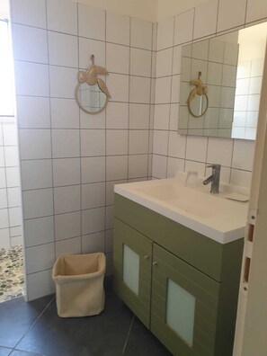 Douche, sèche-cheveux, serviettes fournies