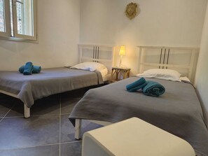 2 quartos, ferros/tábuas de passar roupa, berço de viagem